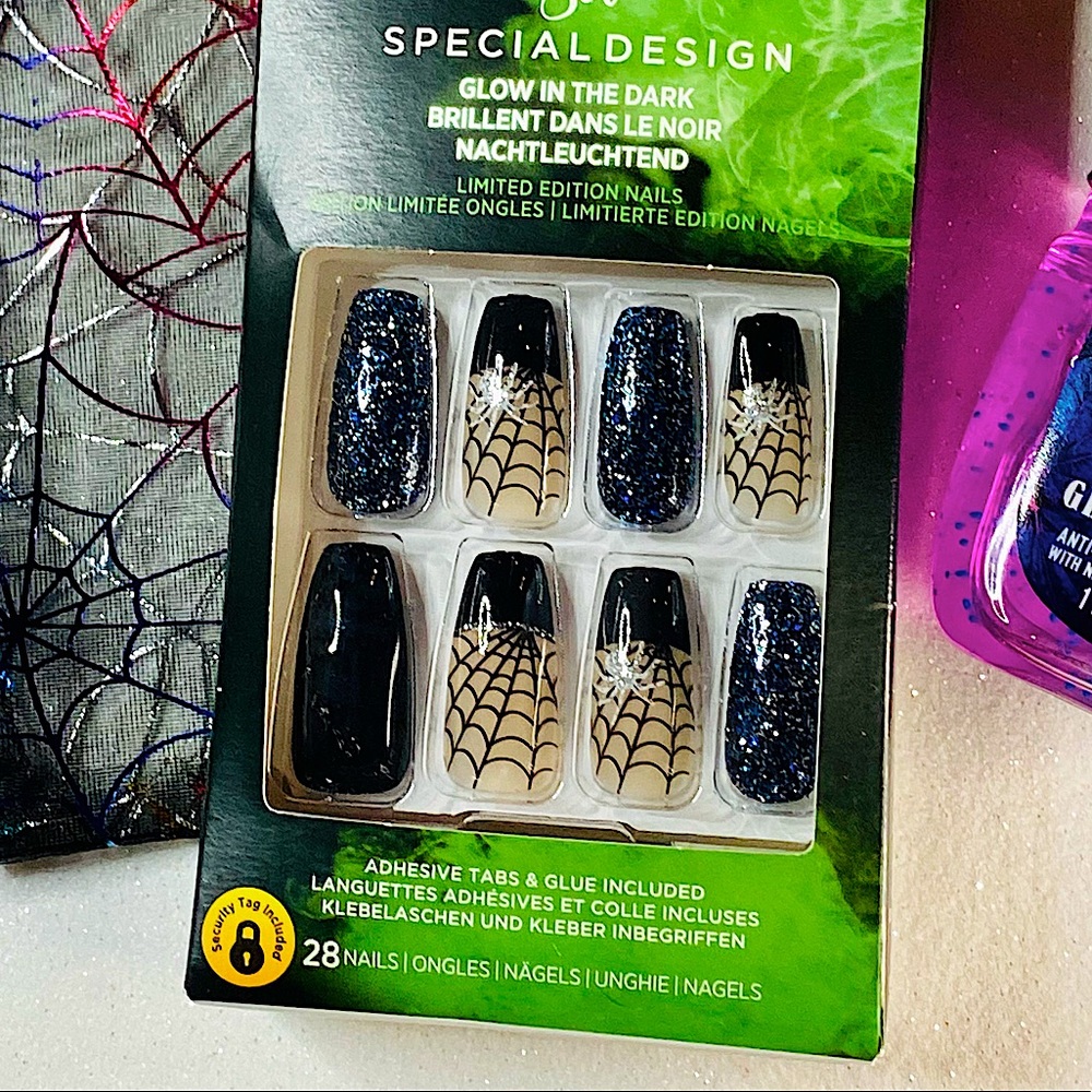 🎃 🕷Kiss Special Edition GLOW IN THE DARK Acrylic Nails + B&BW pocket bac! 🕸🎃 - Picture 2 of 10